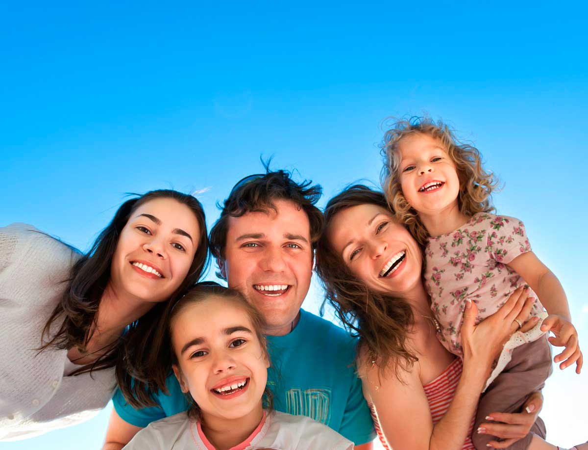 Ver a ambas familias es un derecho de los hijos. Personas sonriendo